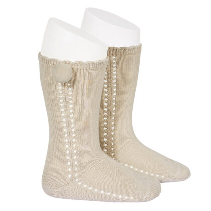 Calcetines altos perlé calado con pompón lateral Lino (304) Cóndor
