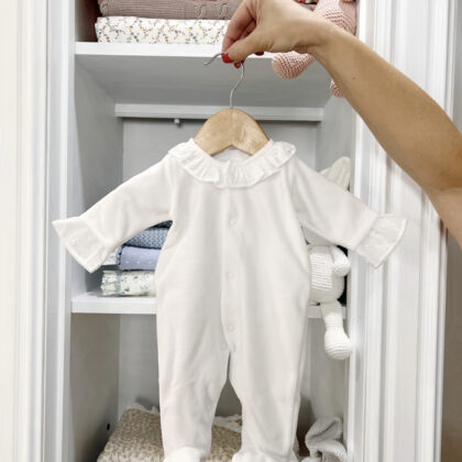 Pijama terciopelo blanco con volante