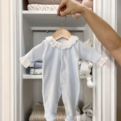 Pijama terciopelo azul con volante