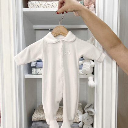 Pijama terciopelo blanco cuello bebé